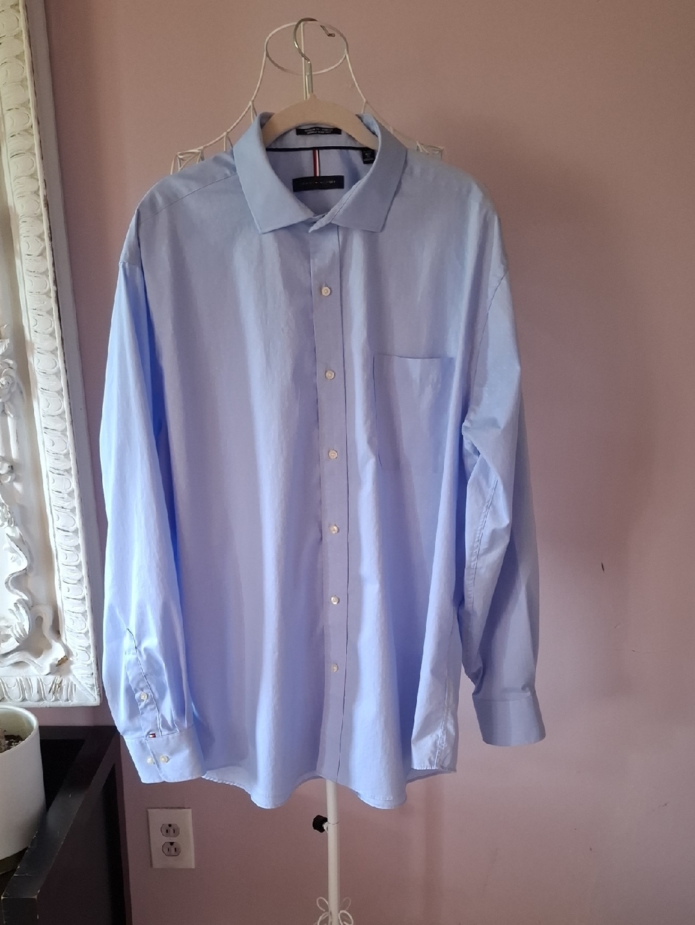 Tommy HilfigerSize: Men's XL (Neck: 17 - 17 1/2 | Sleeve: 36 - 37)Color: Light B